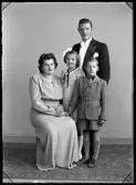 Grupporträtt, fyra personer. Enar Backlund, Vasagatan 15B, Arboga.
Ur Gustaf Åhmans samling.