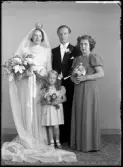 Grupporträtt, fyra personer, bröllop. Bertil Strömbäck, Kolbäck.
Ur Gustaf Åhmans samling.