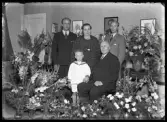 Grupporträtt, familj, fem personer. Emil Andersson, Kolbäck.
Ur Gustaf Åhmans samling.