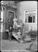 Grupporträtt på hustrappa, sju personer. K.E.V.
Ur Gustaf Åhmans samling.