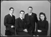 Grupporträtt, fyra personer. S. D. U. K.'s styrelse.
Ur Gustaf Åhmans samling.
