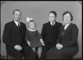 Grupporträtt, fyra personer. V. Svenberg, Sörstafors.
Ur Gustaf Åhmans samling.