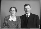 Grupporträtt. Herr och Fru Almén.
Ur Gustaf Åhmans samling.
