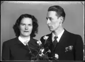 Bröllopsporträtt, brudpar. Uno Brinksten, Box 1011, Hallstahammar.
Ur Gustaf Åhmans samling.