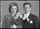 Brudpar, Helge Jonsson, Eken, Hallstahammar.
Ur Gustaf Åhmans samling.