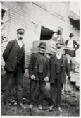 Fjärdingsmännen Rudolf Kungberg och Konrad Jonasson med några okända män. Älghult, ca 1920.