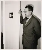 Polisassistent Gunnar Wikander visar upp de nya arrestlokalerna i Åseda, 1961.