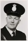Poliskonstapel David Sandström, Åseda, i full uniform, ca 1955-60. 
Bröstbild, halvprofil. Ateljéfoto.
