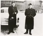 Två glada poliser. Arne Älmefalk och David Sandström, Åseda, 1965.