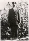 Fjärdingsman Robert Svensson i en trädgård. Åseda, ca 1932.