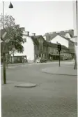 Västerås, Östermalm, kv. Lorens.
Korsningen Stora gatan/Kopparbergsvägen. 1950-talet.
