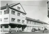 Västerås, Östermalm, kv. Lorens.
Karlsgatan från korsningen Stora gatan. 1950-talet.