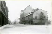 Västerås, Östermalm, kv. Lothar.
Stora gatan mot väster, från hörnet Allégatan. 1940-1950-tal.