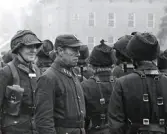 MB inspektion av I11, 1974-11-07. 
MB Karl-Eric Holm med ( t.v.) överste1 Bertil Malgerud inspekterar mannarna.