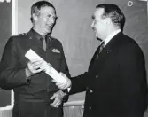 Blivande hedersordförande i kamratföreningen.
Ordförande i Malmöavd., bankdirektör K A Henriksson, överlämnar hedersmedlemsdiplomet till överste
Lennart Löfgren vid årsmötet 7/5 1974.