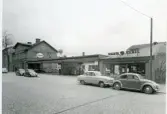 Västerås, Östermalm, kv. Ludolf (f.d. kv. Ludvig).
Esso bensinstation och bilfirman Alvenius. C:a 1960-tal.