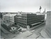 Västerås, Centrum, kv. Manfred.
Kontors- och affärshus under uppbyggnad. 1971.