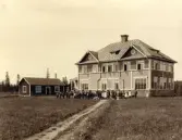 Barn samlade utanför fjällkolonin 