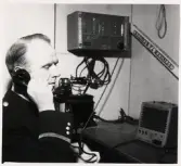 Överkonstapel Yngve Cronstam i telefon.
Reportagebild från tidningen 