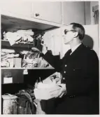 Poliskonstapel Viking Lüning vid hittegodset på polisstationen i Växjö.

Reportagebild från tidningen 