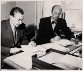 Statskriminalen 1954. Kriminalkonstapel Erik Dahl och överkonstapel Uno Logarn på polisstationen, Växjö.

Reportagebild från tidningen 