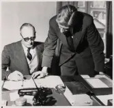 Överkonstapel Henning Johansson och kriminalkonstapel Birger Strandmark på polisstationen, Växjö.

Reportagebild från tidningen 