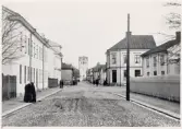 Sandgärdsgatan mot öster, ca 1900. I förgrunden till höger är, som synes, Tegnérkyrkogården ännu inte helt utbyggd. I fonden tornar domkyrkan upp sig.
