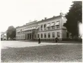 Residenset och stortorget, ca 1905. I förgrunden till höger syns en polis (trol. Carl Hall) i sommaruniform, med s.k. Stanleyhatt.