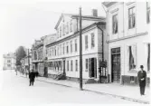 Kungsgatan mot söder, 1906. I fonden skymtar järnvägsstationen. Poliskonstapeln som syns mitt i gatan är förmodligen Emil Falk.