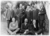 Polisföreningen i Växjö (?) har anordnat en familjeutflykt, ca 1920.
Fr.v.: Petrusson,    ?   , Lundin, H. Carlsson, Hans Thylander, Axel Johansson (Öster), Walfrid Gyllensten, Oskar Palmqvist, Sittande: Arvid Rydenmark, G.A. Petersson, Per Ohlsson.