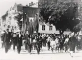 Demonstrationståg, Folknykterhetens Dag, 1922 el. 1923. 
I täten t. höger: överkonstapel Magni Ekman i sommaruniform med s.k. Stanleyhatt. I bakgrunden skymtar husen längs Kronobergsgatan.