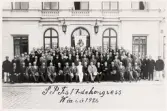 Svenska Polisförbundets (SPF:s) 17:e kongress, hållen i Växjö, 1926.
Man har samlats framför stora ingången till stadshuset vid stortorget.
