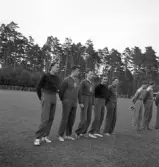 Internationellt på Värendsvallen, 1943.
Ett antal tävlande har ställt upp sig på plan.