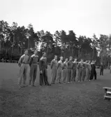 Internationellt på Värendsvallen, 1943.
Ett antal tävlande har ställt upp sig på plan.