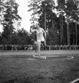 Internationellt på Värendsvallen, 1943. 
En man har just kastat iväg ett spjut.