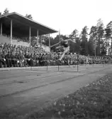 Internationellt på Värendsvallen, 1943. 
Häcklöpning för män, framför hedersläktaren.