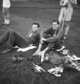 Internationellt på Värendsvallen, 1943. 
Två idrottsmän från Ungern tar en paus.