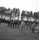 Internationellt på Värendsvallen, 1943. 
En äldre man håller ett tal på planen, i samband med
prisutdelning.