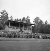 Internationellt på Värendsvallen, 1943. 
Publikbild, med hedersläktaren.