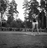Internationellt på Värendsvallen, 1943. 
Kulstötning. En idrottsman från Ungern stöter.