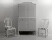 Skåp med två stolar