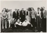 Växjöpoliser på utflykt någonstans i länet, 1940. 
Fr.v.: Sture Ivarsson, stadsfiskal Erik Sandelius, F K Svanström, Gunnar Stenberg, Birger Strandmark, Uno Logarn, Carl Ingelskog, Erik Hasselgren och Yngve Cronstam.
Sittande, fr. v.: Bertil Söderqvist, Bertil Strömberg och Rudolf Hanny-Jonsson.