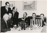 Polisens samlingsrum, Växjö, 1949. Julfest (?).
Fr.v. i främre raden: Sture Ivarsson, Berne Strömqvist, Yngve Cronstam, Börje Skoog och Erik Tegheim.
Bakre raden fr.v.: Bertil Söderqvist och Bertil Strömberg.