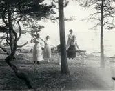 Fyra kvinnor vid stranden