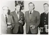 Prisutdelning vid Växjöpolisens schackturnering 13/2 1959.
Fr.v.: G A Eriksson, Sven-Olof Fredriksson, Carl Ingelskog och Gunnar Stenberg.
