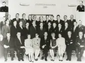 Statspolisavdelningen, Växjö, 1964.
Vänstra övre hörnet: Per-Folke Eriksson, högra övre hörnet: Ingemar Karlsson.
Bakre raden: Kent Andersson, Bo Nyqvist, Björn Blanking, Sture Lindqvist, Gert Wiktor, Olle Magnusson, Harald Steen, Åke Rydén, Lars Svensson, Raymond Mazetti, Rolf Thiberg och John Andersson.
Mellersta raden: Göran Gustavsson, Sven E Svensson, Olof Ringius, Börje Ohlin, Olof Strömqvist, Erik Tegheim, Lennart Baugert, Roland Persson, Erik Lindqvist, Bengt Lago, Hugo Karlsson och Karl-Erik Juteström.
Främre raden: Herman Bergfeldt, Carl Ingelskog, Svea Nilsson, Birgitta Olsson, Nils Svenland, Ulla Pettersson, Gunilla Schön, Uno Logarn och S-B Svensson.