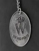 Oval polisbricka i mässing, krönt W, Wexiö Polis.
Trol. sent 1800-tal.