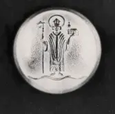 Knapp, Växjö stadsvapen med S:t Sigfrid, i mässing, för Växjö poliskår.
Större storlek.
Trol. tillverkad efter 1939 och använd fram till ca 1965.