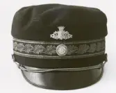 Kronolänsmansmössa, med kokard och guldbroderad eklövsbård. Mössmärke i mässing, avbildande Smålands landskapsvapen under hertigkrona.
Använd till 1918, då titeln avskaffades i Sverige.