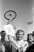 Ronnie höjer trofén på Kanonloppet i Karlskoga, 1968-08-11